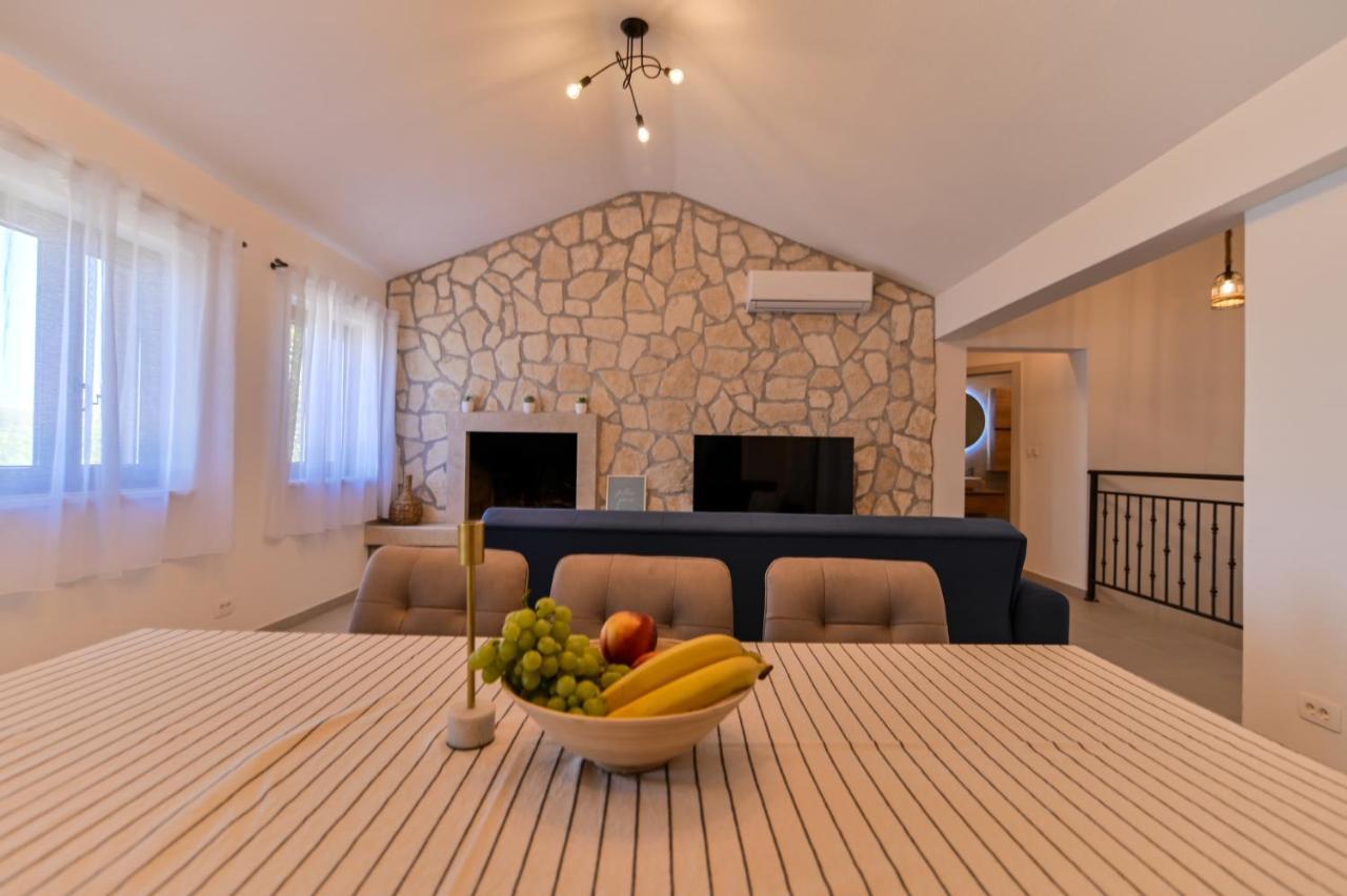 Villa Rudini With Heated Pool Okrug Gornji Exterior photo